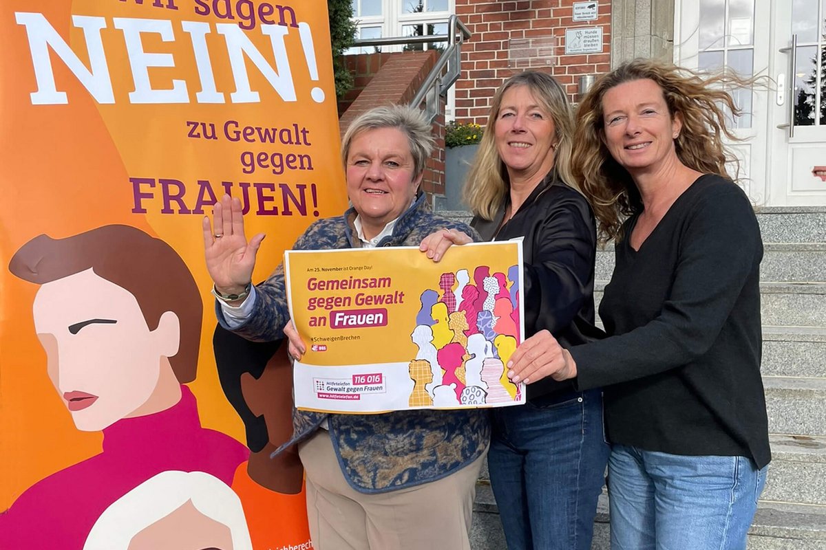 Die Gleichstellungsbeauftragten Sylke von Kamlah (von links), Christine Friedrichsen und Andrea Dunker stehen in Solidarität gemeinsam gegen Gewalt an Frauen. Foto: Felix Middendorf Drei Frauen zeigen ein Schild mit der Aufschrift: Nein zu Gewalt an Frauen