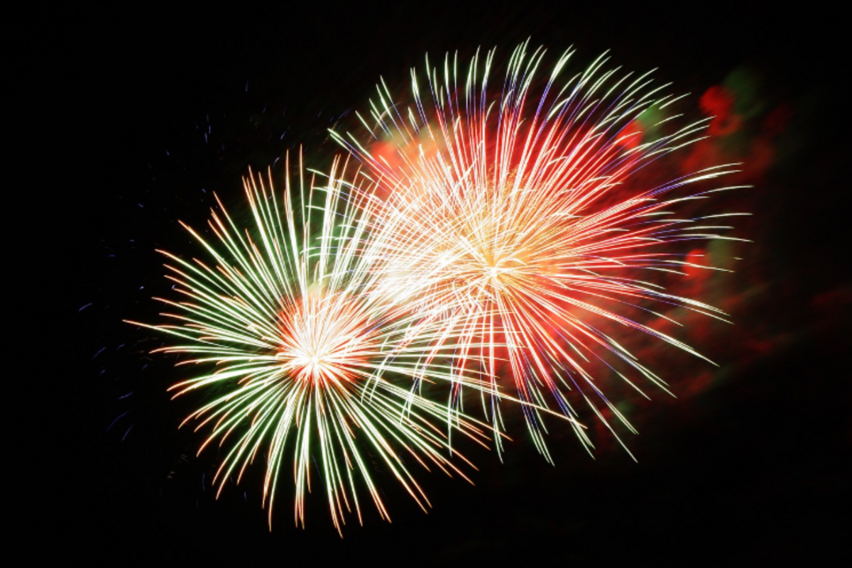 Buntes Feuerwerk auf dunklem Himmel