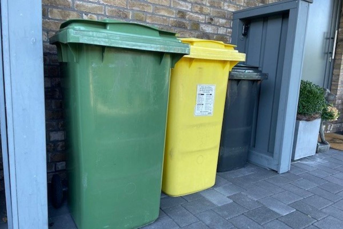 Wegen des starken Wintereinbruchs kann es zu Problemen bei der Müllabfuhr kommen. Foto: AMNF-Archiv Drei Mülltonnen stehen nebeneinander