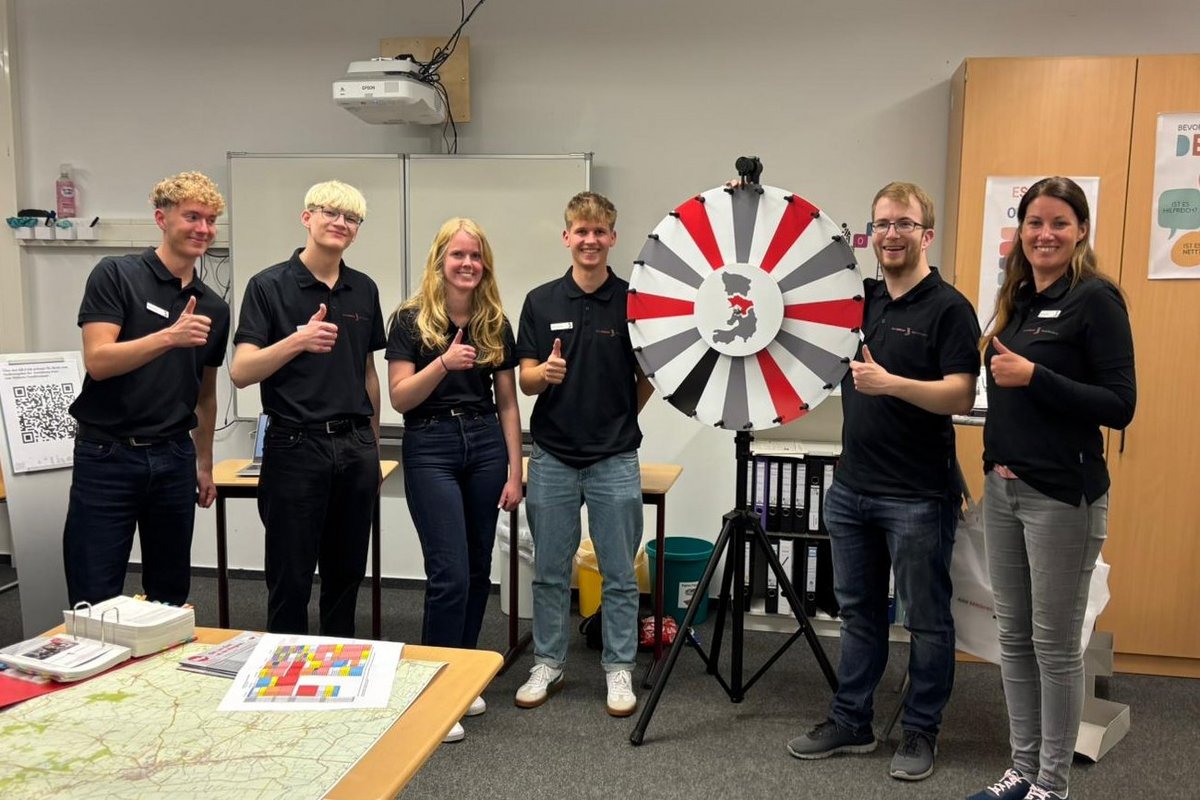 Die AMNF-Auszubildenden Mika Schnell (von links), Tinus Erichsen, Lea Matthiesen und Arvid Sönksen sowie Amtsmitarbeiter Niklas Deckmann und Ausbildungsleiterin Larissa Kühl standen Interessierten mit vielfältigen Informationen zur Seite. Foto: AMNF Vier auszubildende und zwei weitere Amtsmitarbeiter stehen nebeneinander