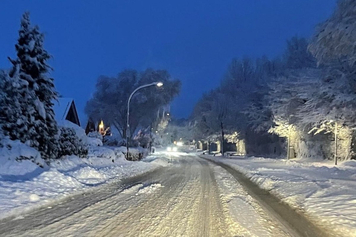 Wegen eines Warnstreiks in den Straßenmeistereien des Landes kann es heute zu Einschränkungen im Winterdienst kommen. eine schneebedeckte Straße