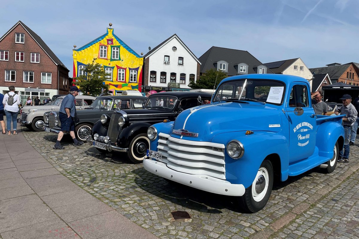 Ein großes blaues Auto.