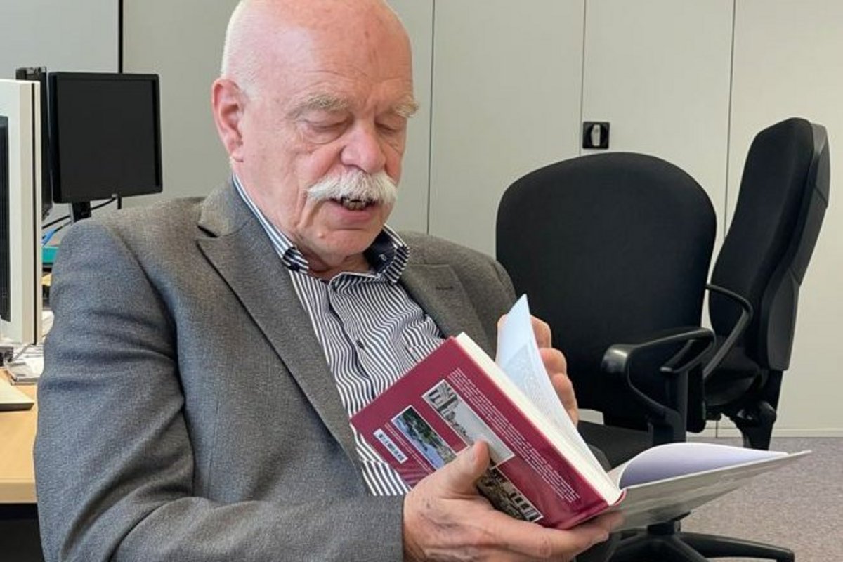 Autor Prof. Thomas Steensen bei der Buchvorstellung. Fotos: Felix Middendorf Ein Mann liest in einem Buch