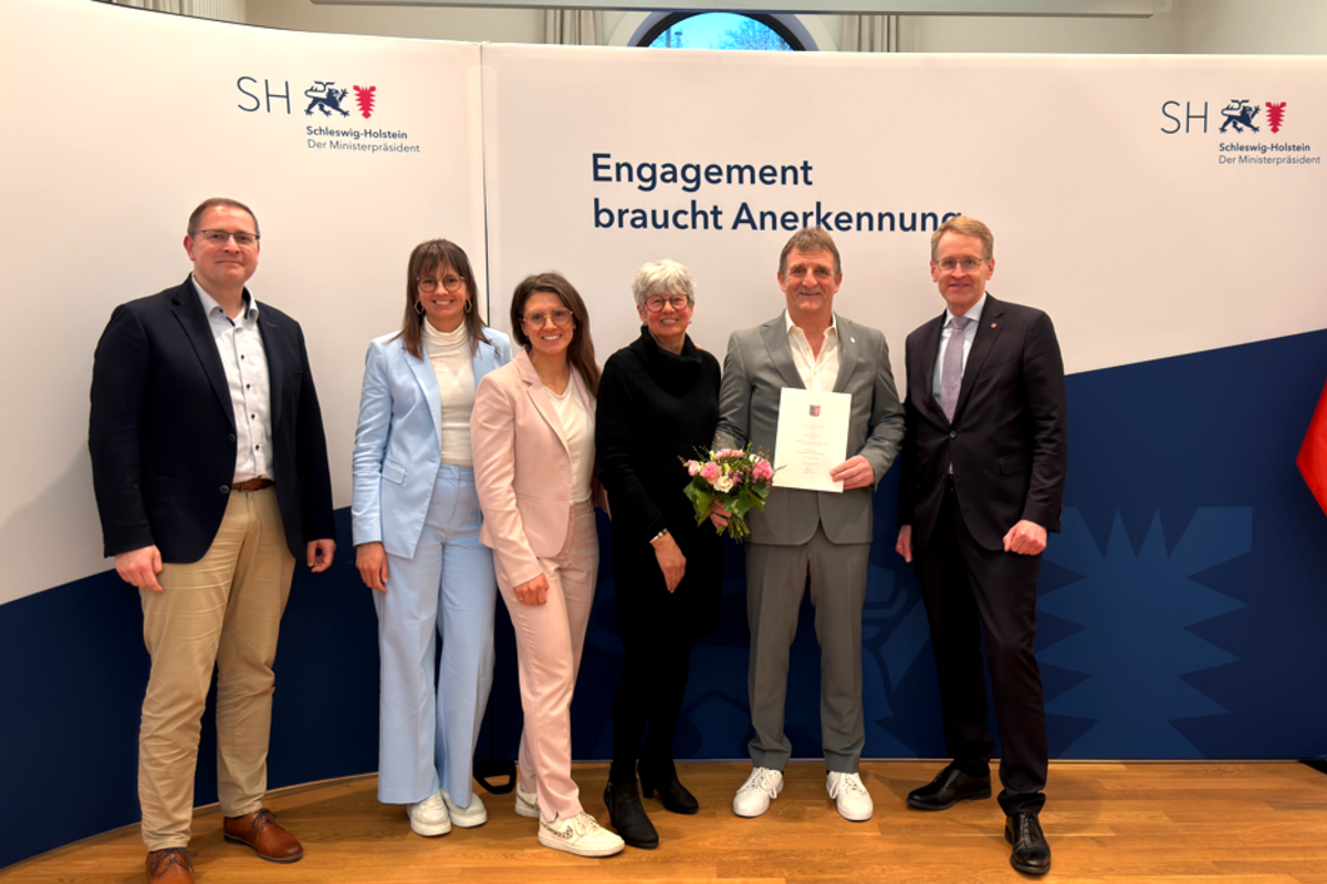 Bredstedts Bürgermeister Christian Schmidt (von links), die Familie des Geehrten Katja, Kathrin Gaby und Bernd Ingwersen sowie Ministerpräsident Daniel Günther. Foto: Privat eine Gruppe Frauen und Männer