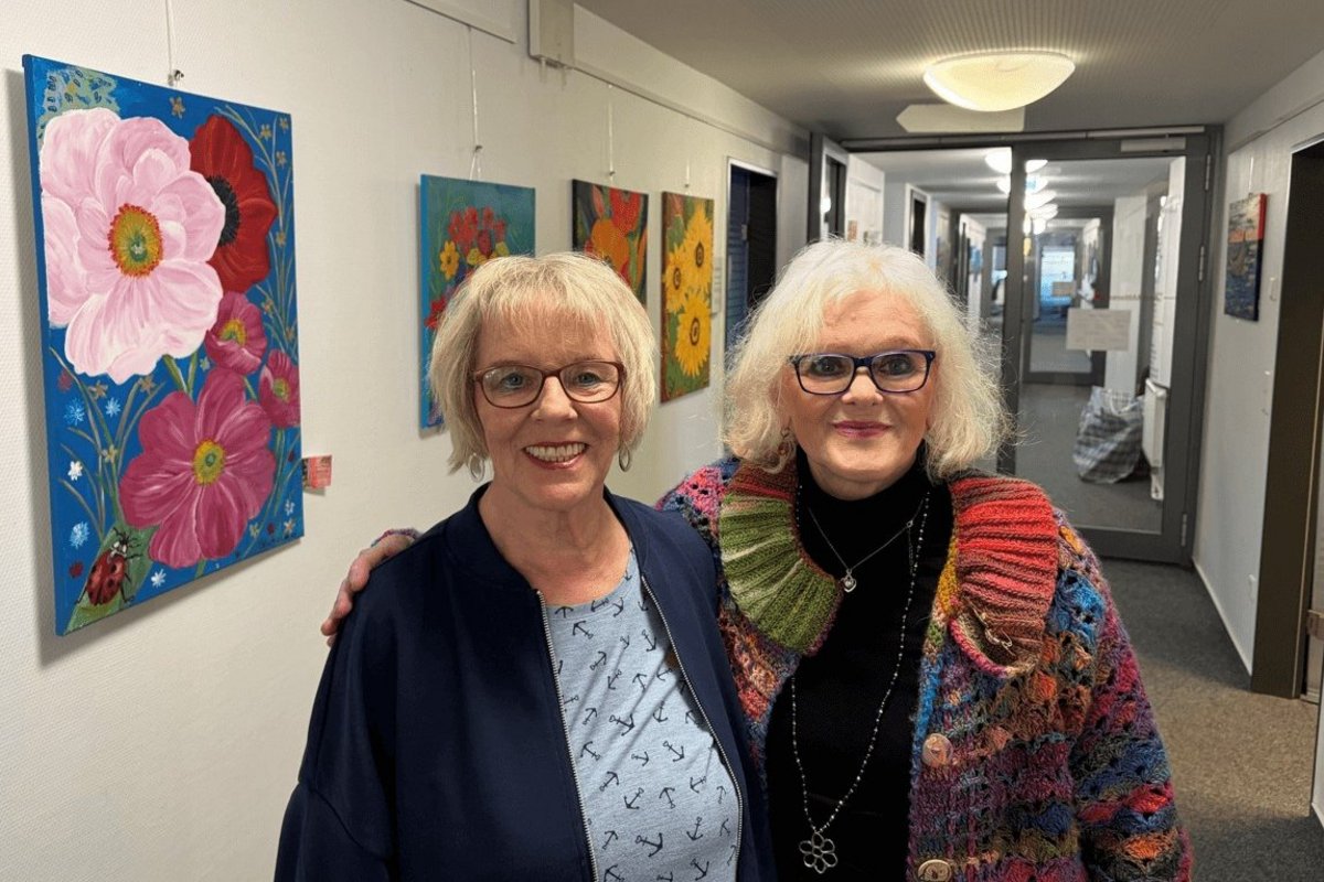 Ulrike Thoms (links) und Christel Cub stellen ihre Bilder im Amtsgebäude aus. Foto: Felix Middendorf Zwei Frauen
