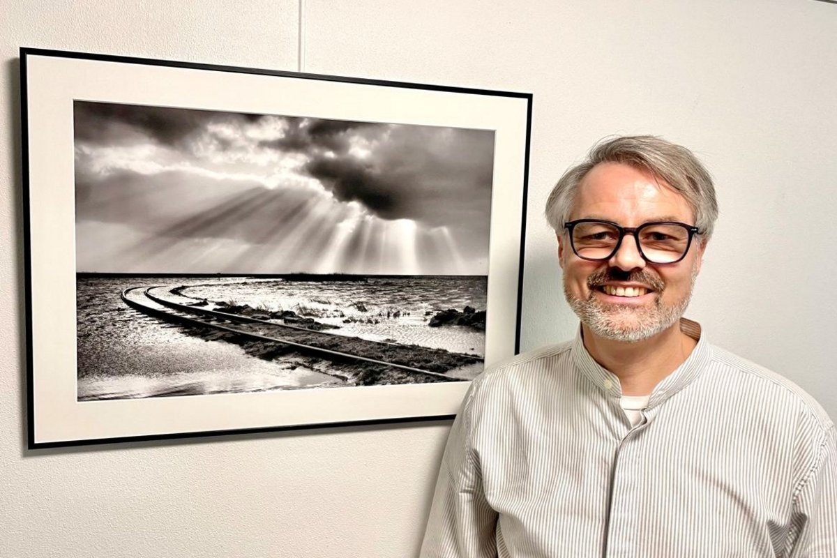Matthias Rugullis zeigt eine Auswahl seiner Fotografien in der Amtsverwaltung. Foto: Felix Middendorf ein Mann mit Brille