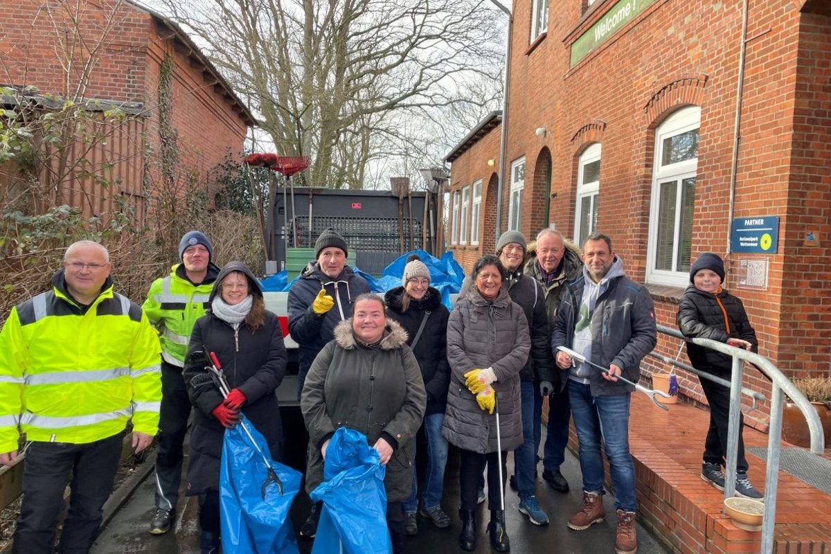 Für Sonnabend, 07. März, ruft Bredstedt ab 14 Uhr zum "Schietsammeln" auf. Eine Gruppe Frauen und Männer