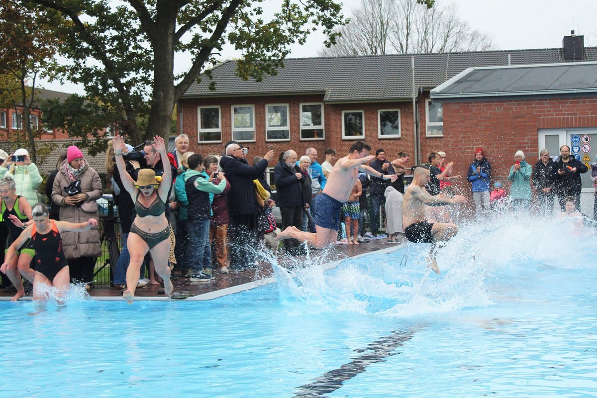 Darauf haben alle gewartet: Sprung ins kühle Nass. Fotos: Felix Middendorf Viele Menschen springen in Badekleidung in ein Wasserbecken