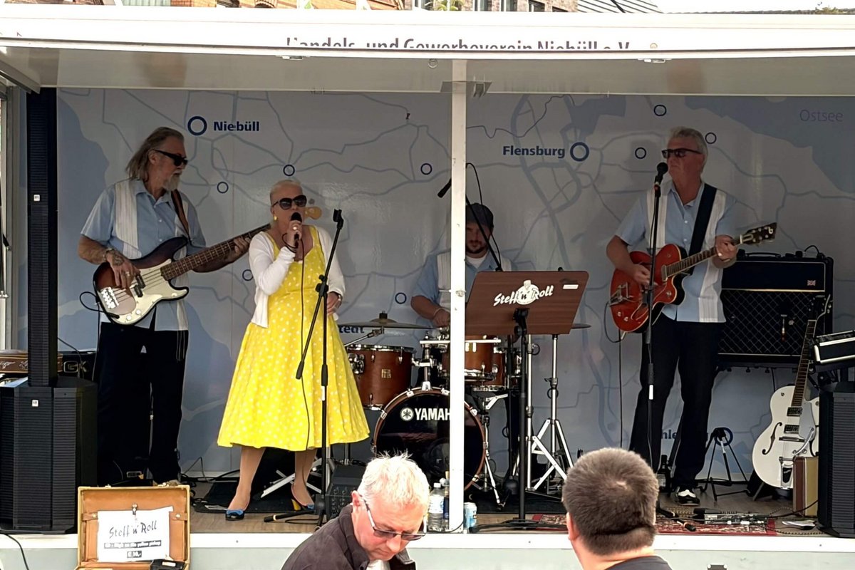 Klänge im Stil der 1950er- und 1960er-Jahre kamen von der Band „Steff’n’ Roll“. Fotos: Felix Middendorf eine Frau und vier Männer machen Musik