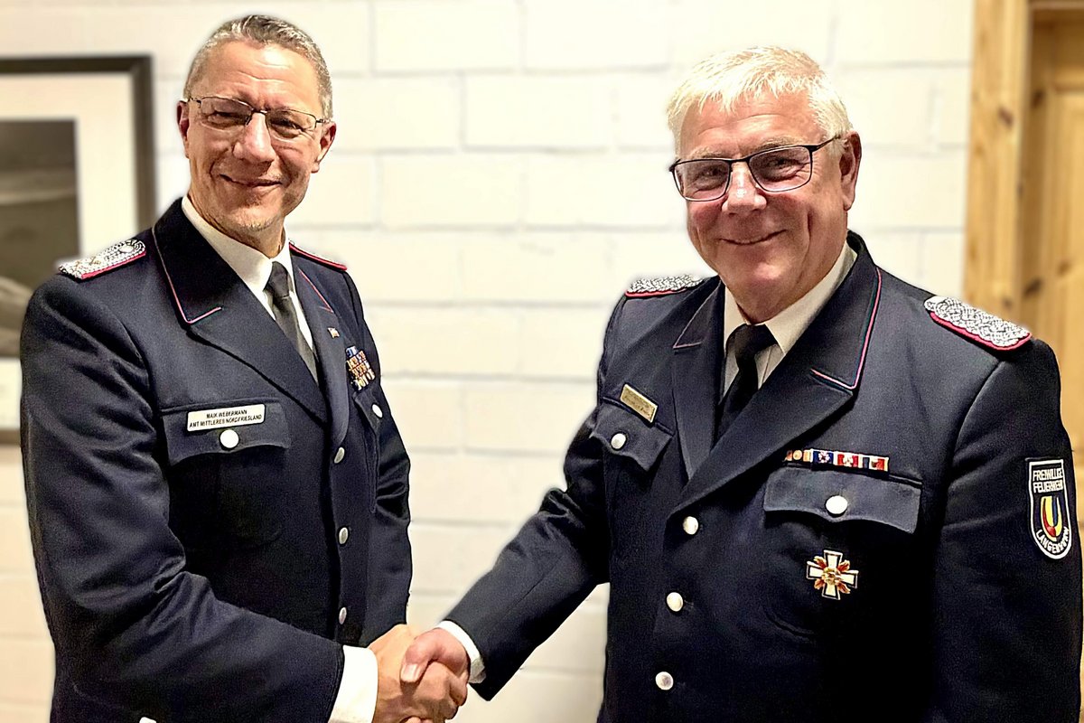 Auf gute Zusammenarbeit: Amtswehrführer Hans-Jürgen Hansen (rechts) und sein Stellvertreter Maik Webermann. Fotos: Felix Middendorf Zwei Männer in feuerwehruniform