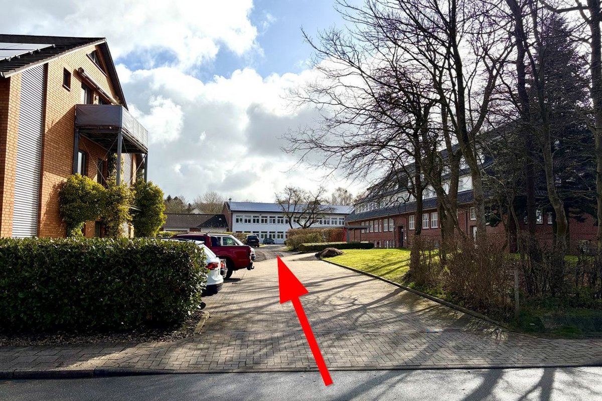 Behelfszufahrt zum Amtsgebäude in Bredstedt über die Liliencronstraße. Foto: Felix Middendorf Ein Pfeil zeigt den Weg zum Parkplatz