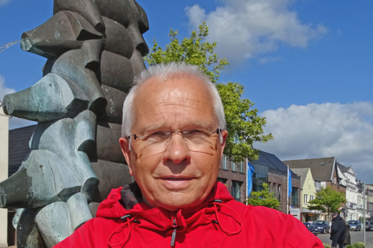 Johann Georg Carstensen begleitet die Busfahrten durch das Mittlere Nordfriesland. Foto: Felix Middendorf ein Mann