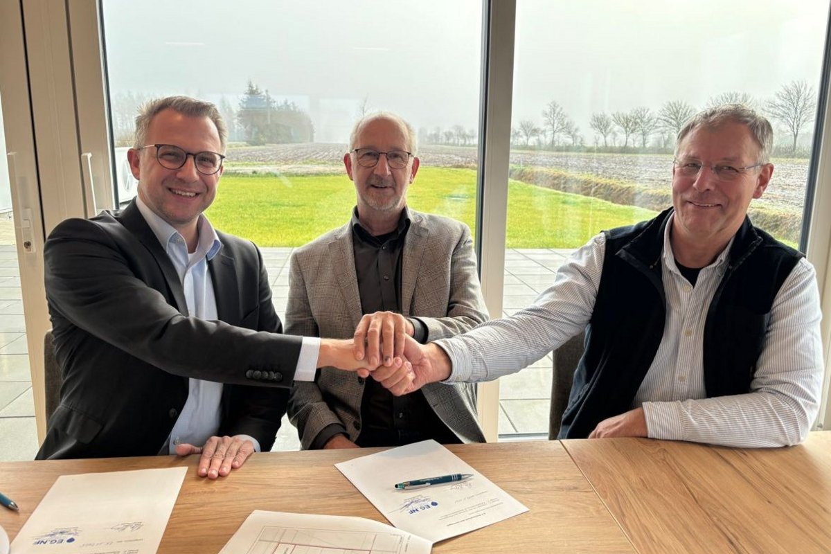 Jerome Stuck (Geschäftsführer, EG.NF, von links), Bürgermeister Olde Oldsen und Volker Feddersen (Stv. Bürgermeister). Foto: EG.NFi Drei Männer beim Handschlag