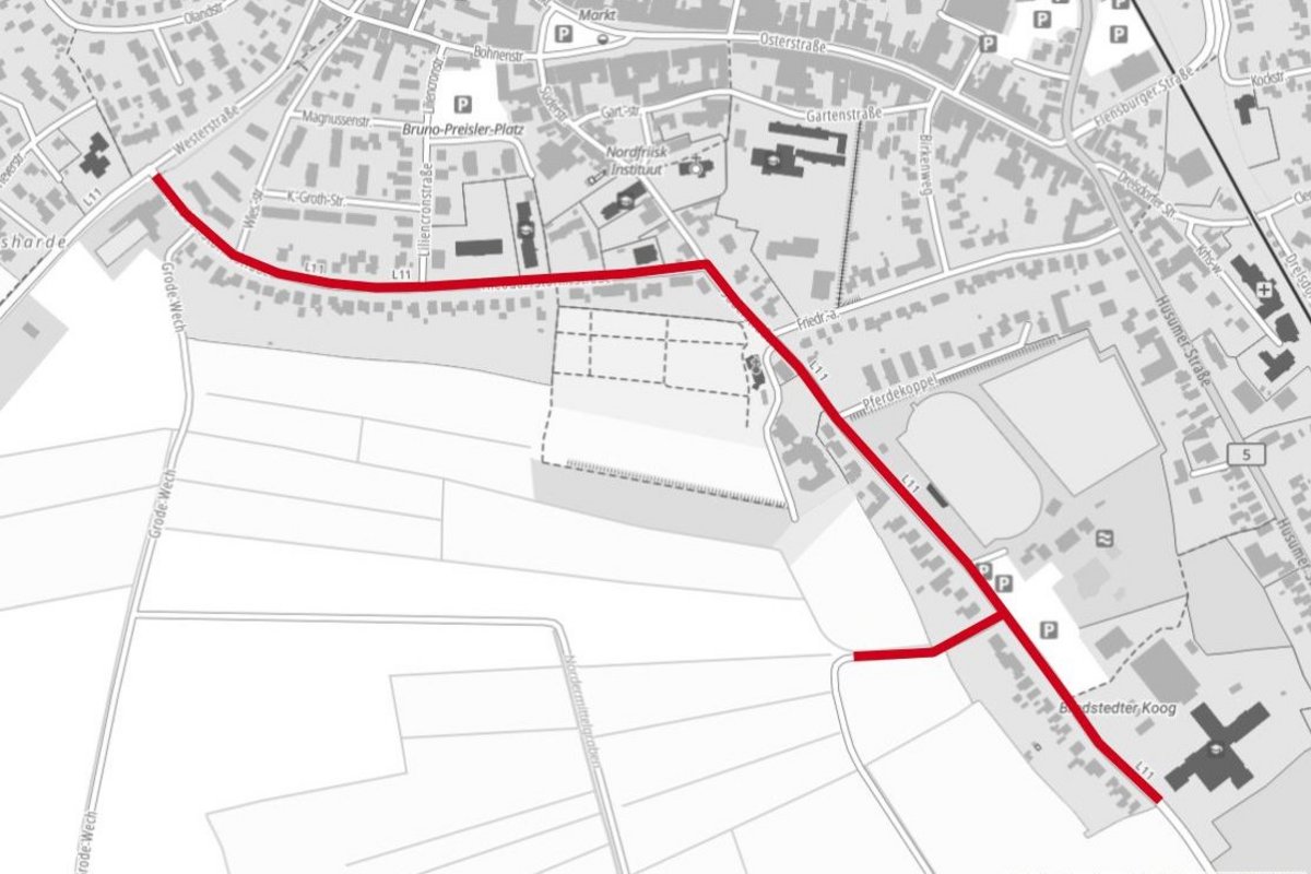 Entlang der roten Linie erfolgen die Arbeiten in Bredstedt. Grafik: GeoBasis-DE/LVermGeo SH, BKG Ein Lageplan, der die Straße zeigt, die saniert werden soll