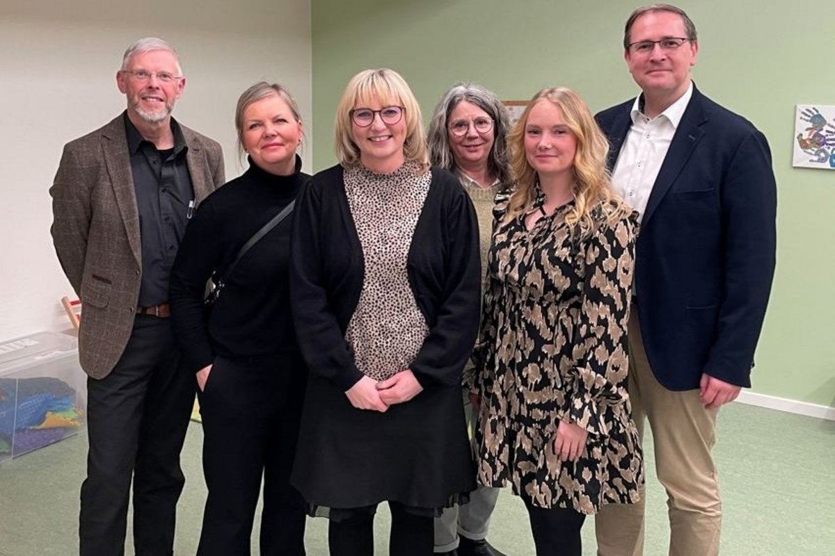 Bredstedts Bürgervorsteher Henry Bohm (von links), Kristina Anderssen (ADS-Liegenschaften), Gesa Görrissen (ADS-Geschäftsführung), Marianne Rautenstrauch (Referentin, ADS), Kita-Leitung Lynn Kula und Bürgermeister Christian Schmidt. Foto: Middendorf Eine Gruppe Frauen und Männer