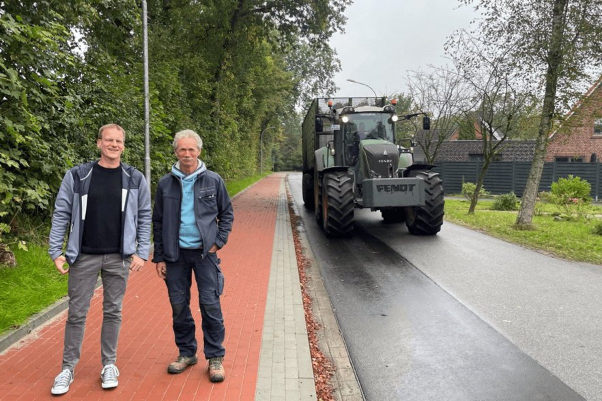 Zwei Männer auf einem Bürgersteig