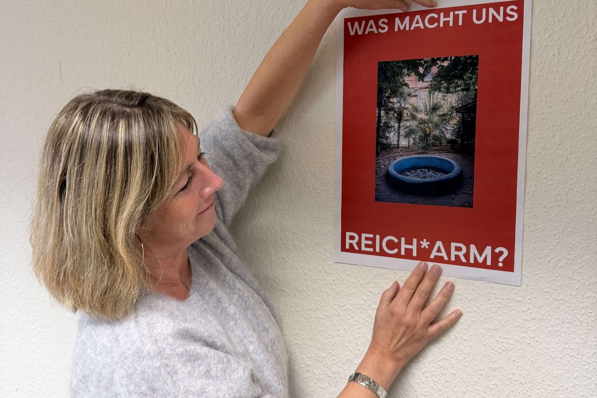 Auf Initiative der Gleichstellungsbeauftragten, Christine Friedrichsen, ist die aktuelle Ausstellung im Amt zu sehen. Foto: Felix Middendorf eine Frau mit einem Plakat