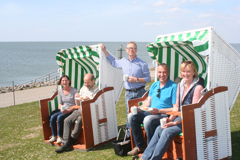 lächelnde Menschen sitzend in Strandkörben